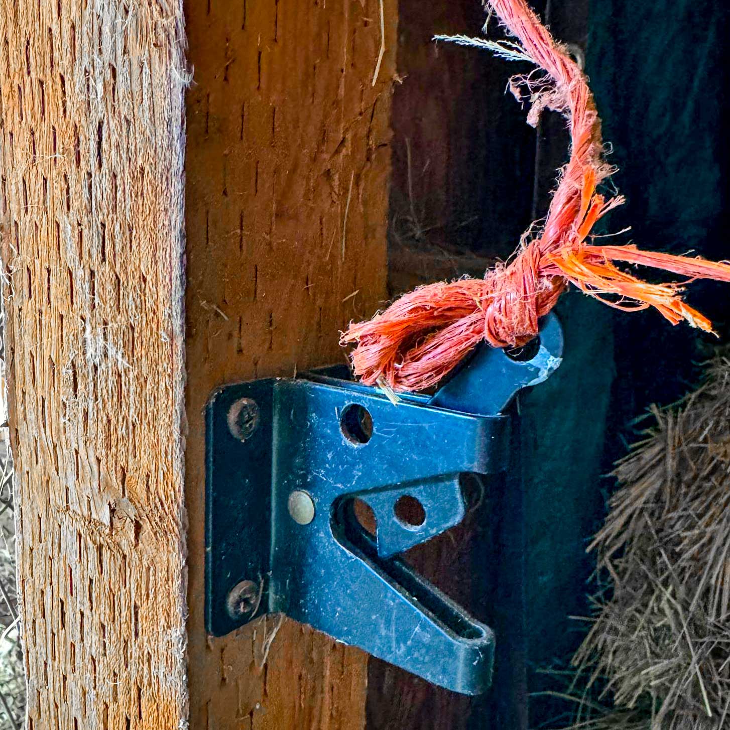 Traditional string gate latch pull
